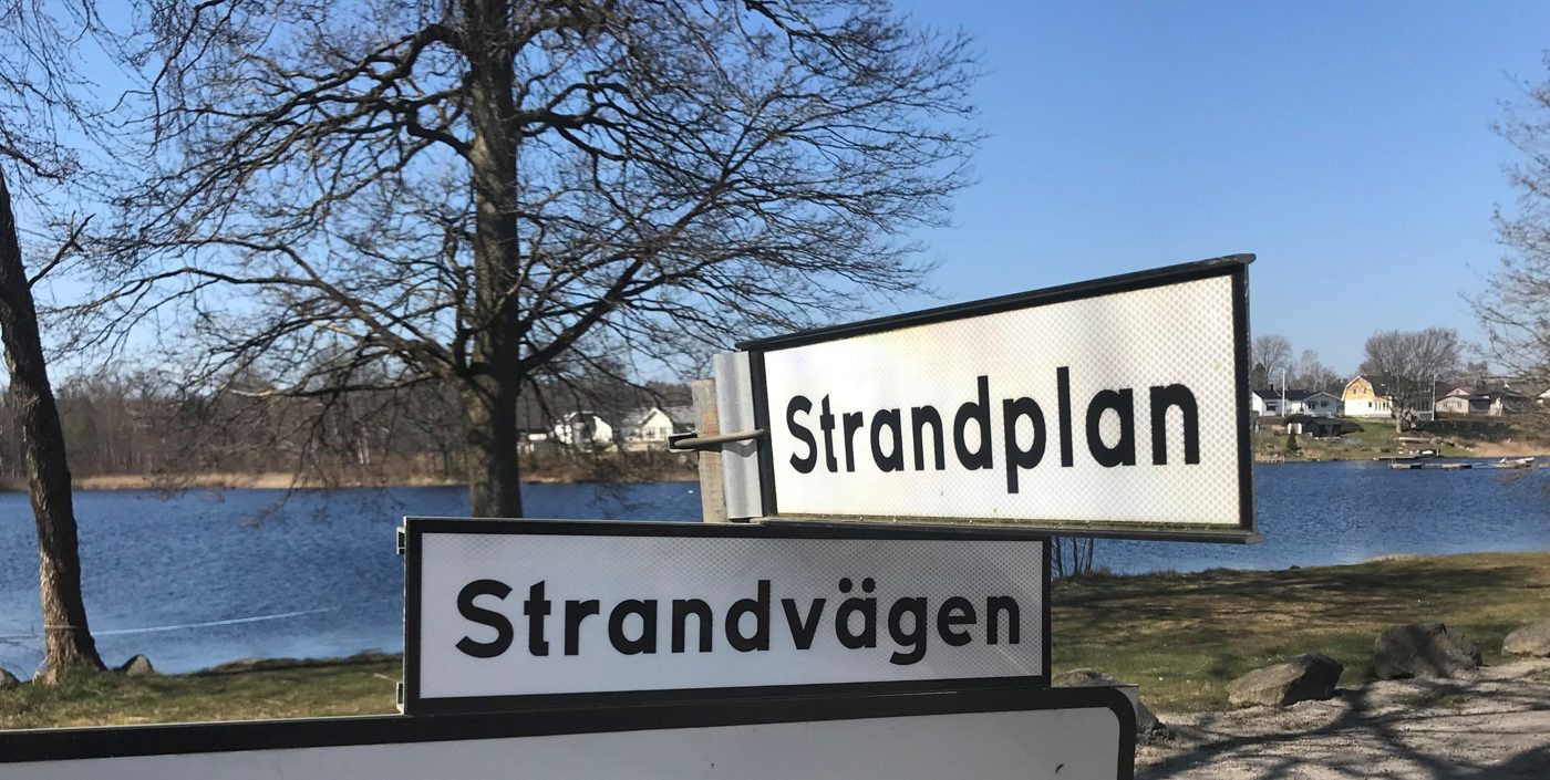 Gatuskyltar Strandplan och Strandvägen vid sjön Halen